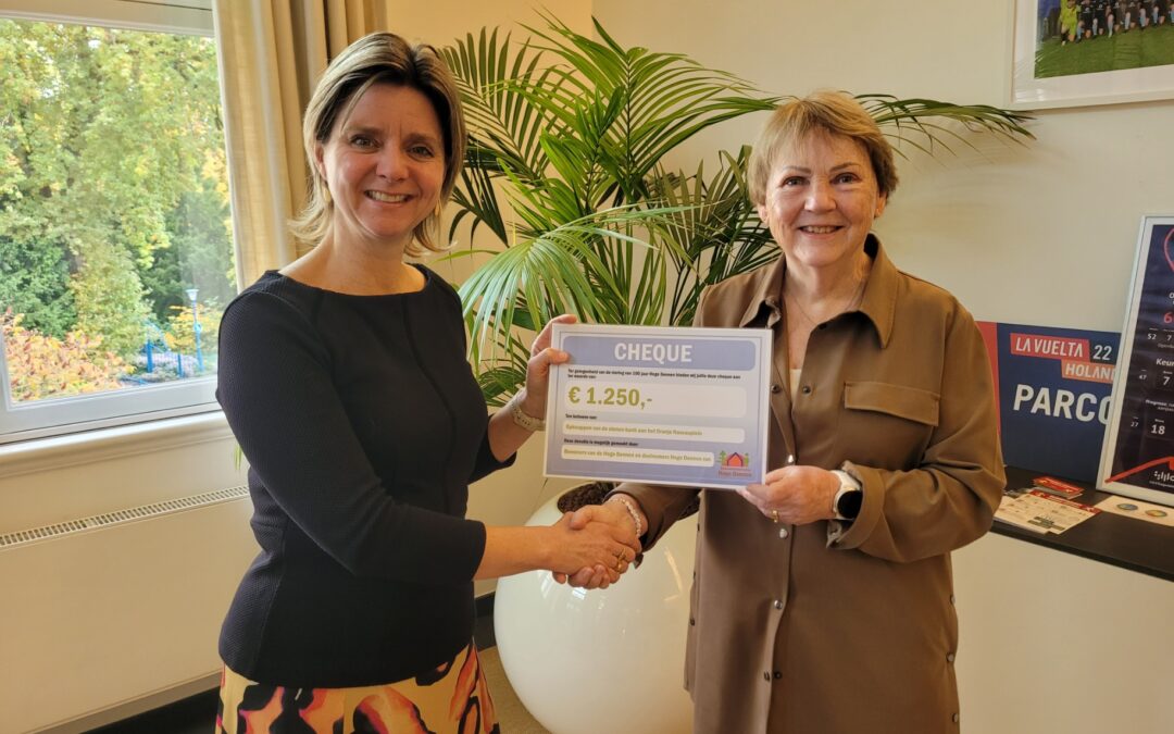 Opbrengst aktie 100 jaar Hoge Dennen overhandigd